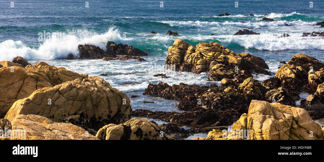Schöne Landschaft am Ufer des Meeres, der Wellen und riesige Felsen Stockfoto