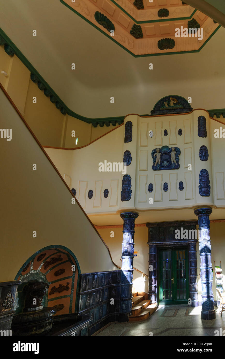 Bad Elster: Alberts Bad; Treppenhalle mit Säulen, bedeckt mit Meißener Porzellan-Fliesen, Vogtland, Sachsen, Sachsen, Deutschland Stockfoto