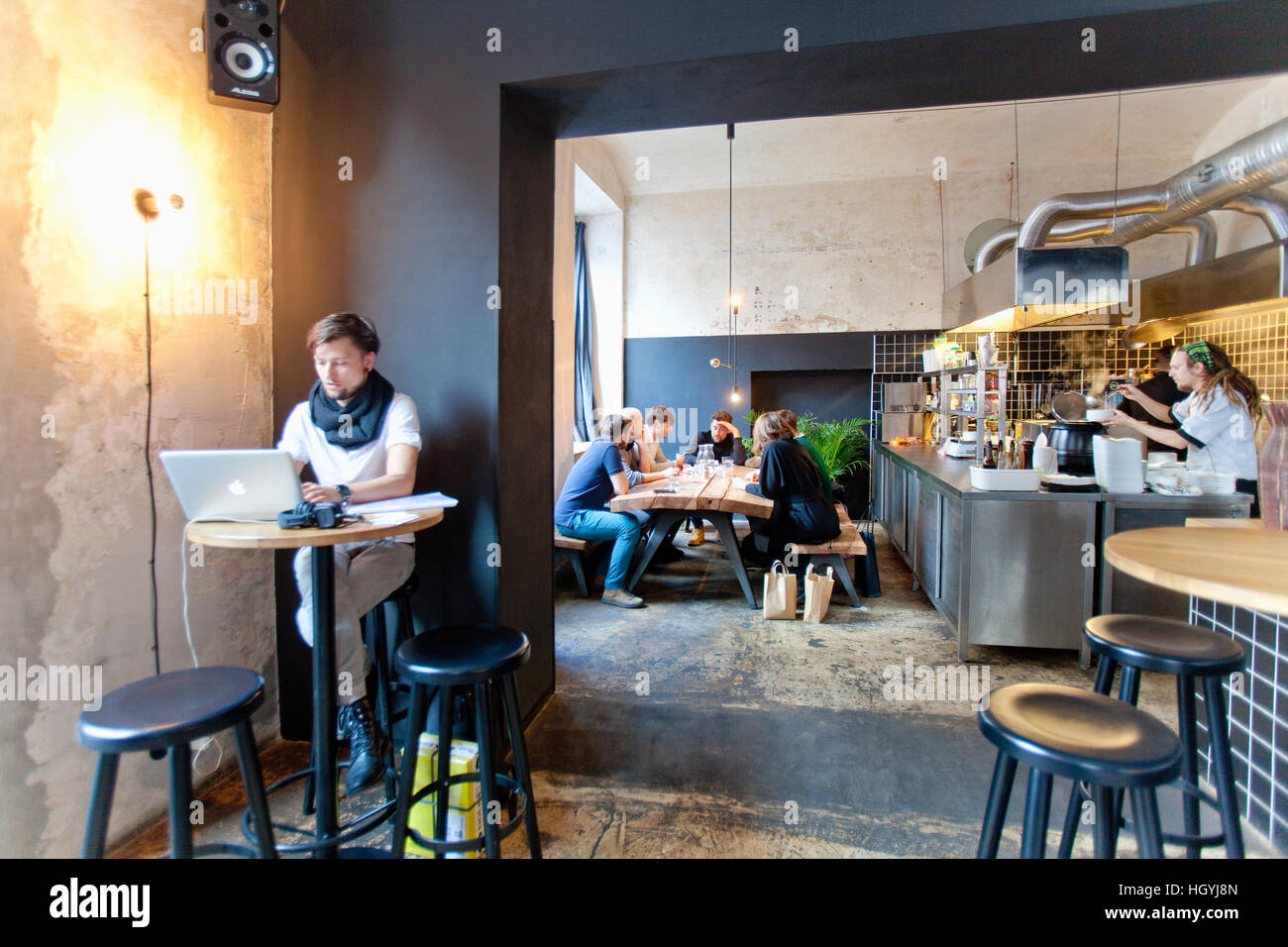 Innere des Cafe Cobra in Prag - Bar Stockfoto