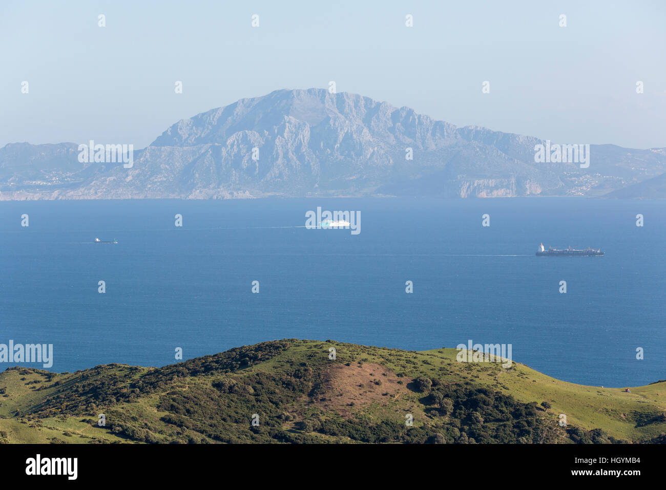 Sierra del Cabrito und die Straße von Gibraltar mit Dschebel Musa in Marokko, Cádiz, Andalusien, Spanien Stockfoto