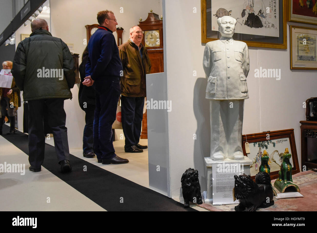 London, UK.  13. Januar 2017.  Eine weiße glasierte Statue von Mao Tse Tung, vom Oktober 1967, dem Höhepunkt der Kulturrevolution, für GBP500, 000, das teuerste Element auf der Messe zum Verkauf. Die konstituierenden AFE London: Kunst Antiquitätenmesse Innenräume öffnet Excel London mit 120 Händler präsentieren Werke für Erstkäufer und angehende Sammler.   © Stephen Chung / Alamy Live News Stockfoto