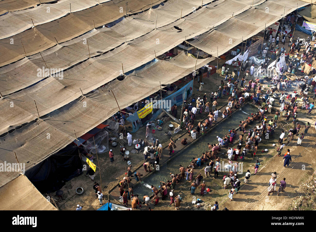 Dhaka, Dhaka, Bangladesh. 13. Januar 2017.  Muslime, die sich vor dem Freitagsgebet in den Straßen in der Nähe der Gemeinde Boden am ersten Tag des dreitägigen lange muslimische Gemeinde genannt Biswa Ijtema in Tongi in der Nähe von Dhaka waschen. Die zweitgrößte religiöse Muslime Zusammenkunft in der Welt. Millionen von Muslimen aus Bangladesch und der ganzen Welt sind für das dreitägige Welt muslimischen Gemeinde Biswa Ijtema zusammengekommen. © K M Asad/ZUMA Draht/Alamy Live-Nachrichten Stockfoto