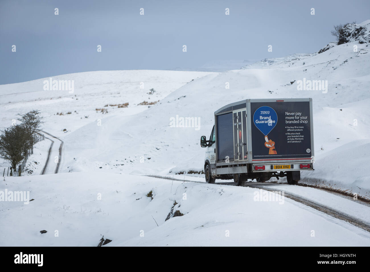 Brecon-Beacons-Nationalpark in der Nähe von Trap, Wales, UK. 13. Januar 2017. Ein Tesco Lieferwagen fährt durch eine verschneite Landschaft in den Brecon Beacons National Park in der Nähe von Trap, Wales Credit: Drew Buckley/Alamy Live News Stockfoto
