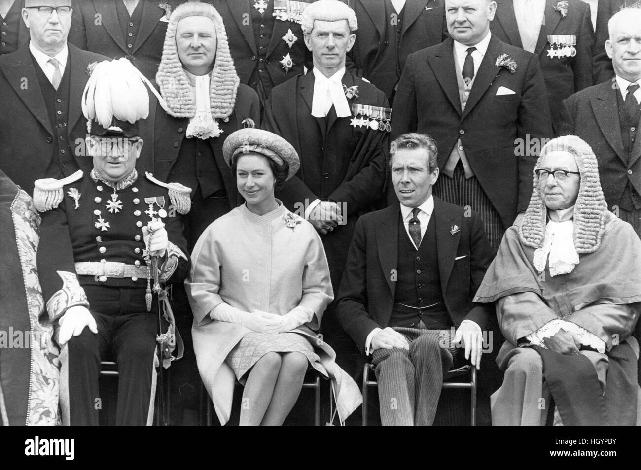 Datei. 13. Januar 2017. ANTONY CHARLES ROBERT ARMSTRONG-JONES, 1. Earl of Snowdon (7. März 1930 - 13. Januar 2017), allgemein bekannt als Lord Snowdon, war ein englischer Fotograf und Filmemacher. Er heiratete Prinzessin Margaret, jüngere Tochter des Königs George VI und jüngere Schwester von Königin Elizabeth II. Lord Snowdon starb friedlich in seinem Haus. Im Bild: Prinzessin Margaret und Lord Snowdon (Antony Armstrong-Jones) auf der Insel des Mannes für eine dreitägige Tour 05.07.1965. © Globus Photos/ZUMAPRESS.com/Alamy Live-Nachrichten Stockfoto