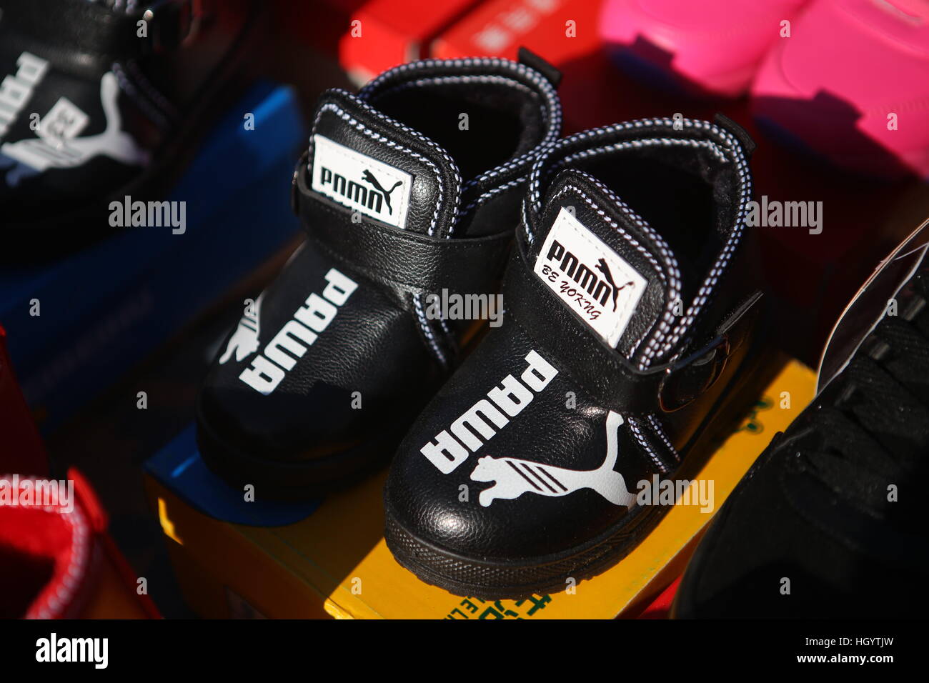 Fake Shoes China Stockfotos und -bilder Kaufen - Alamy