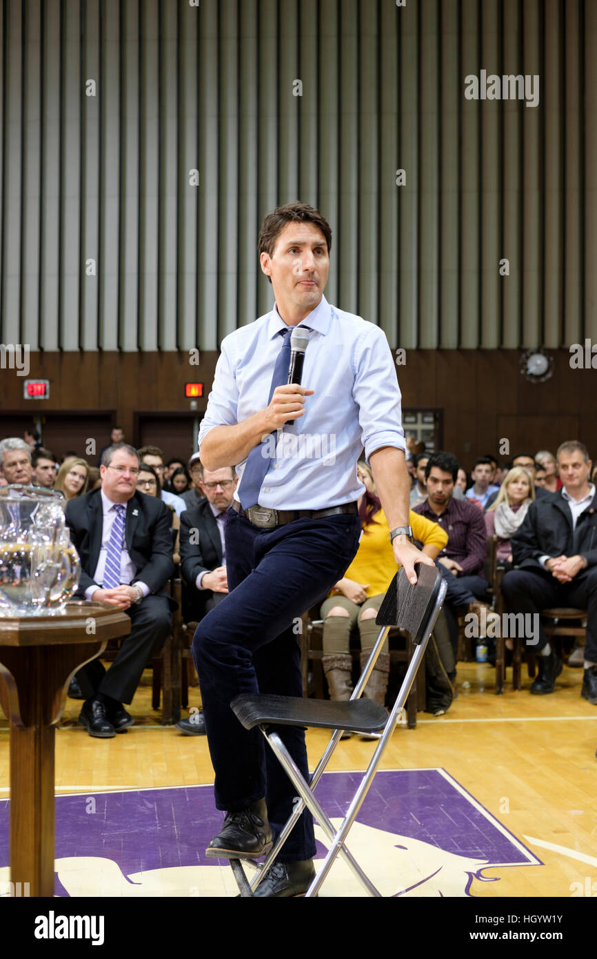 London, Ontario, Kanada, 13. Januar 2017. Justin Trudeau, Premierminister von Kanada, hört auf eine Frage in ein Rathaus Q&A in der Alumni Hall of London University of Western Ontario. London war einer seiner Stationen als Teil seiner Langlauf-Tour. Bildnachweis: Rubens Alarcon/Alamy Live-Nachrichten Stockfoto