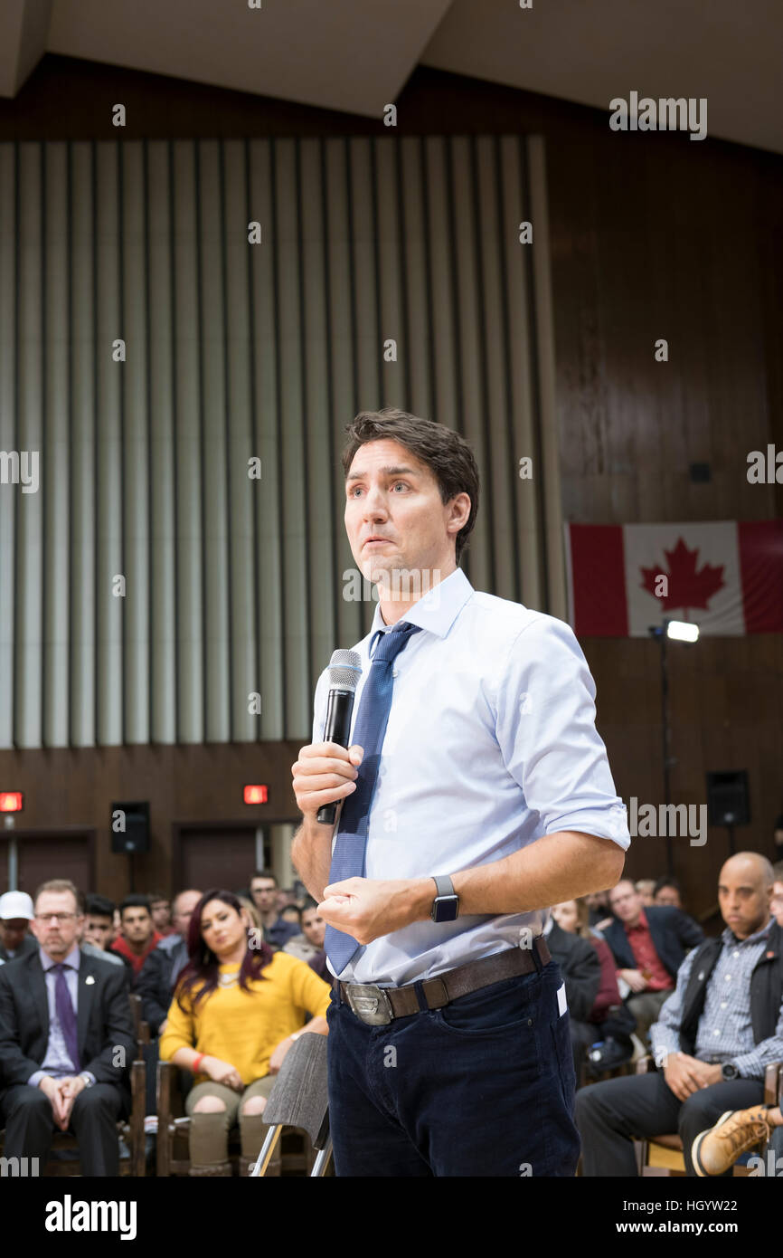 London, Ontario, Kanada, 13. Januar 2017. Justin Trudeau, Premierminister von Kanada, spricht in einem Rathaus Q&A in der Alumni Hall of London University of Western Ontario. London war einer seiner Stationen als Teil seiner Langlauf-Tour. Bildnachweis: Rubens Alarcon/Alamy Live-Nachrichten Stockfoto