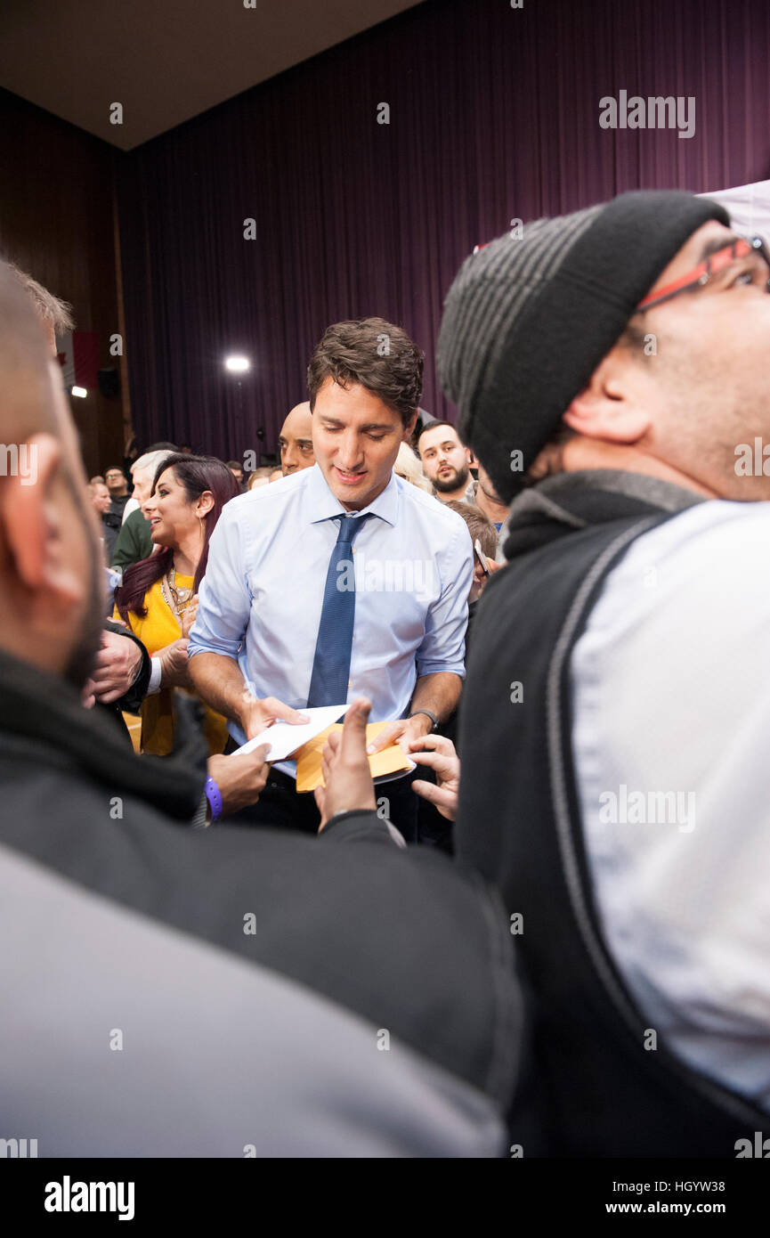 London, Ontario, Kanada, 13. Januar 2017. Justin Trudeau, Premierminister von Kanada, empfängt Briefe und Notizen das Publikum am Ende eines Rathauses Q&A in der Alumni Hall of London University of Western Ontario. London war einer seiner Stationen als Teil seiner Langlauf-Tour. Bildnachweis: Rubens Alarcon/Alamy Live-Nachrichten Stockfoto