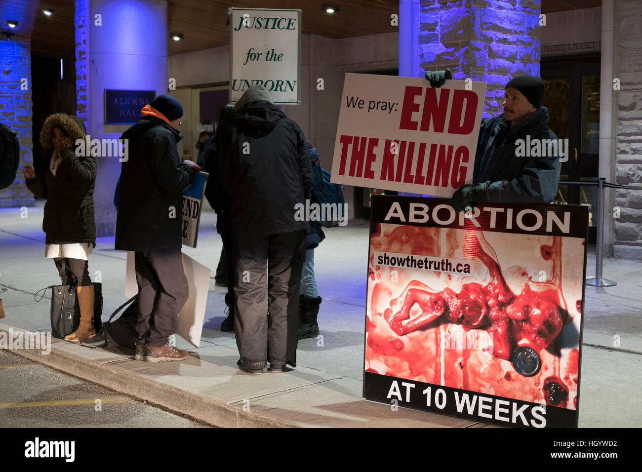 London, Ontario, Kanada, 13. Januar 2017. Demonstranten halten Schilder vor der Alumni Hall of London University of Western Ontario, wo der Premierminister von Kanada war die Teilnahme am Rathaus gehörte Q&A. London seine Stationen als Teil seiner Langlauf-Tour. Bildnachweis: Rubens Alarcon/Alamy Live-Nachrichten Stockfoto