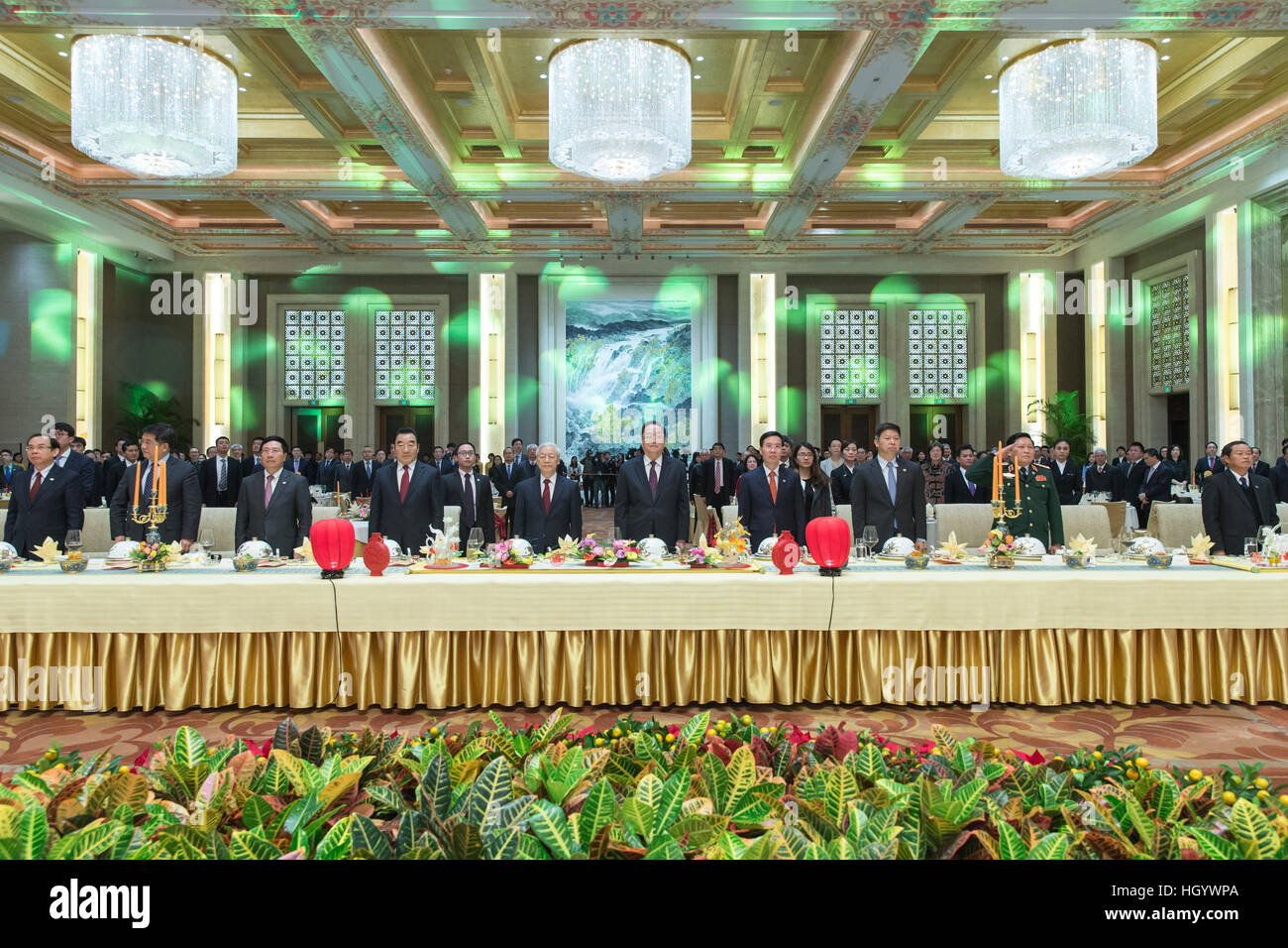 Peking, China. 13. Januar 2017. Yu Zhengsheng, Vorsitzender des Nationalkomitees der politischen Konsultativkonferenz des chinesischen Volkes und General Secretary fuer der kommunistischen Partei von Vietnam zentralen Ausschuss Nguyen Phu Trong, besuchen einen großen Empfang markieren den 67. Jahrestag der Gründung der bilateralen diplomatischen Beziehungen zwischen China und Vietnam sowie die bevorstehende Lunar New Year in Peking, Hauptstadt von China, 13. Januar , 2017. © Cui Xinyu/Xinhua/Alamy Live-Nachrichten Stockfoto