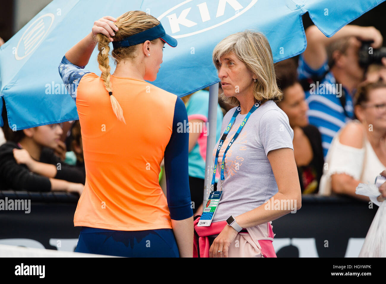 Irena Zverev, Mutter von Alexander Zverev Deutschlands, Spaeks Kristina Mladenovic während der 2017 Australian Open in Melbourne Park, Australien Französisch. Bildnachweis: Frank Molter/Alamy Stockfoto