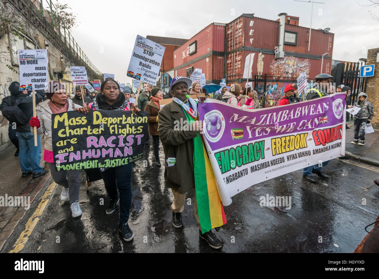 London, UK. 14. Januar 2017. Simbabwer unterstützen die Bewegung für Gerechtigkeit Marsch durch Brixton Gemeinschaften gegen Massendeportationen und fordern, dass Nigeria, Ghana, Jamaika, Pakistan und Afghanistan ihre Absprachen mit den rassistischen Regierung des Vereinigten Königreichs beenden. Bildnachweis: Peter Marshall/Alamy Live-Nachrichten Stockfoto