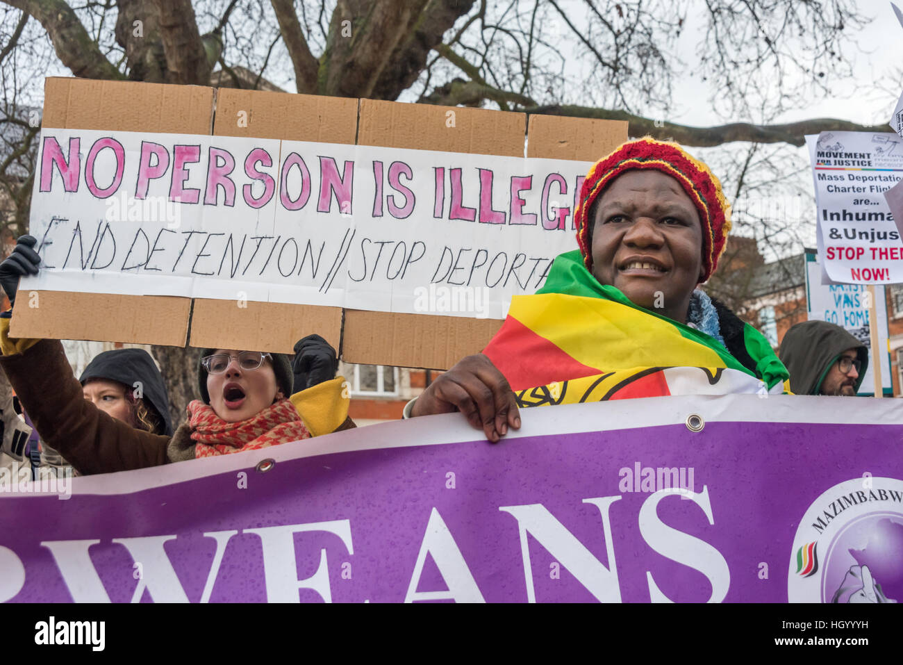 London, UK. 14. Januar 2017. Menschen bei der Kundgebung am Ende der Bewegung für Gerechtigkeit marschieren durch Brixton Gemeinschaften gegen Massendeportationen und fordern, dass Nigeria, Ghana, Jamaika, Pakistan und Afghanistan ihre Absprachen mit den rassistischen Regierung des Vereinigten Königreichs beenden. Bildnachweis: Peter Marshall/Alamy Live-Nachrichten Stockfoto