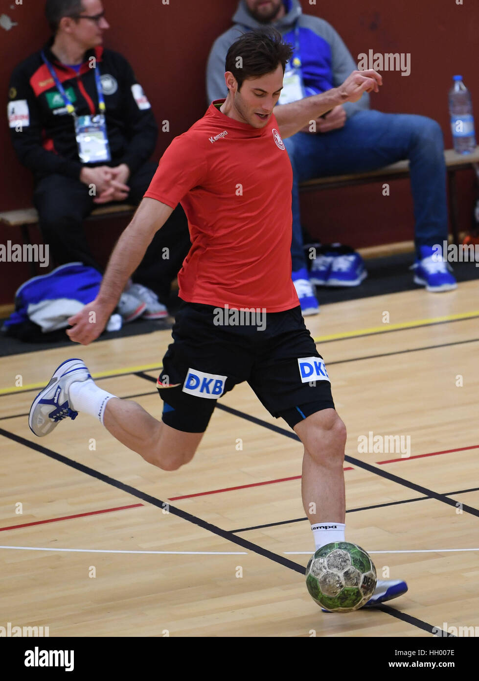 Oissel, Frankreich. 14. Januar 2017. Uwe Gensheimer während des Trainings mit der Deutschland-Handball-Nationalmannschaft bei der Herren Handball-WM in Germinal-Oissel Hall in Oissel, Frankreich, 14. Januar 2017. Foto: Marijan Murat/Dpa/Alamy Live News Stockfoto