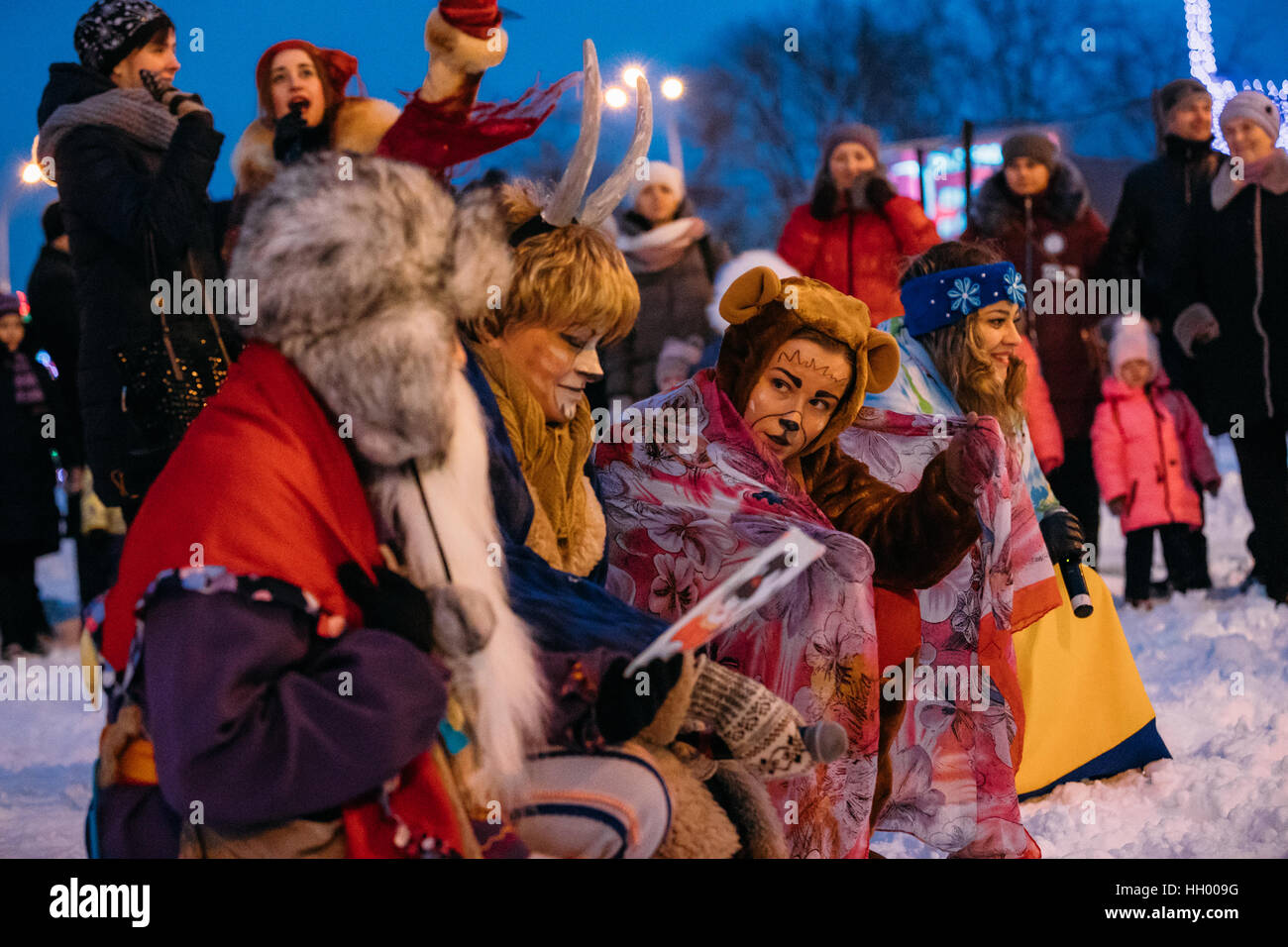 Gomel, Weißrussland. 13. Januar 2017. Schauspieler, die als Märchenfiguren verkleidet feiern Koliada (Koleda) am Lenin-Platz. Koliada ist eine alte vorchristliche slawischen Winterfestival. Es wurde später in Weihnachten eingegliedert. © Ryhor Bruyeu/Alamy Live-Nachrichten. Stockfoto