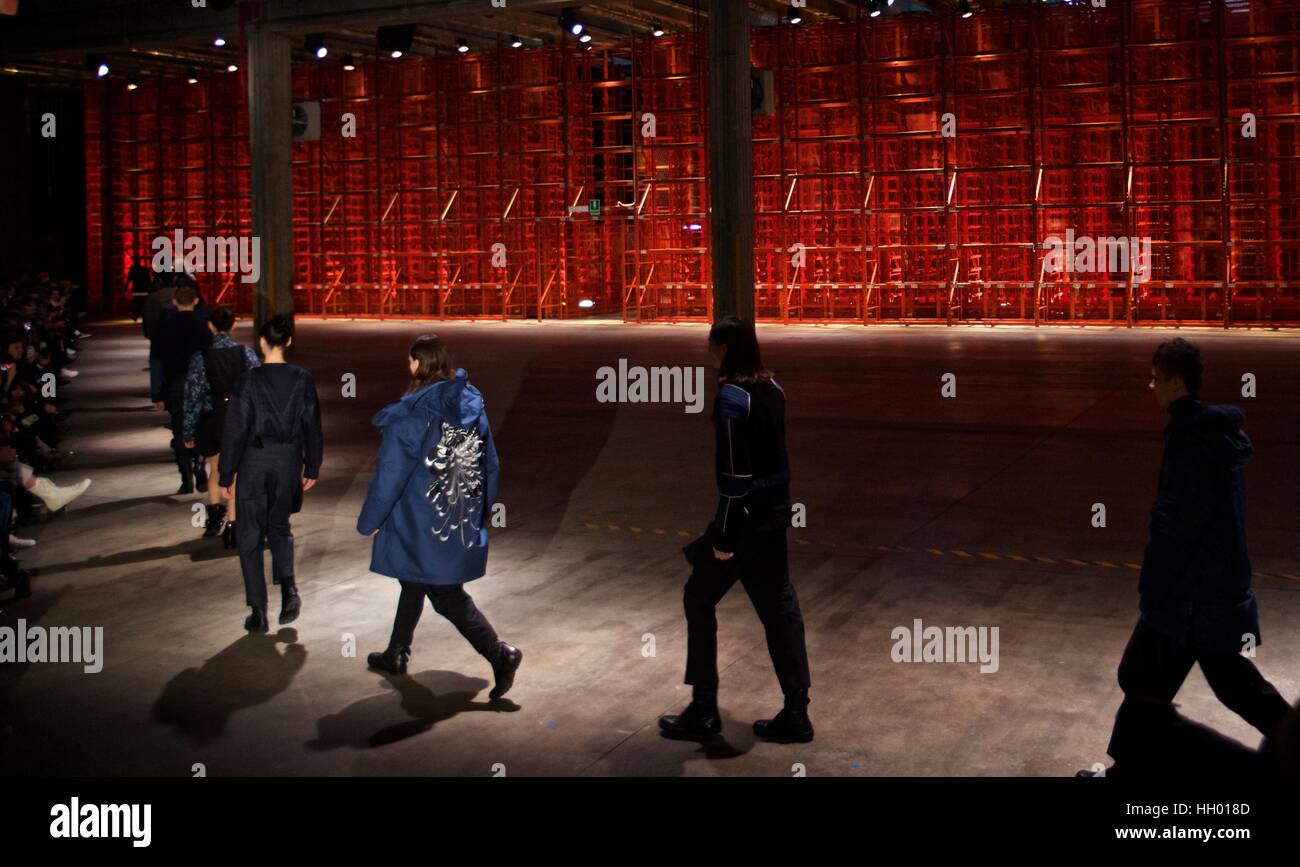 Mailand, Italien. 14. Januar 2017. Kreationen von Diesel Black Gold Herren Herbst / Winter 2017-2018 Kollektion während der Mailand Fashion Week in Mailand, Italy.Credit Modelle präsentieren: Jin Yu/Xinhua/Alamy Live News Stockfoto