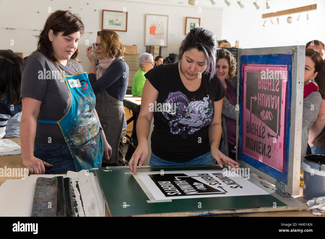 Seattle, USA. 14. Januar 2017. Anhänger stellte sich heraus in Scharen auf den Bildschirm drucken-Work-Party am Samstag für die Womxn Marsch auf Seattle. Unter der Leitung von Künstler Kristen Ramirez und Claire Jauregui am Pratt Fine Arts Center print Studio waren Fans eingeladen, zu kommen und dazu beitragen, dass positive Widerstand Poster Drucke für die kommende Womxn Marsch auf Seattle. Der Marsch findet am 21. Januar 2017 in Solidarität mit den Frauen Marsch auf Washington D.C. Kredit: Paul Gordon/Alamy Live News Stockfoto