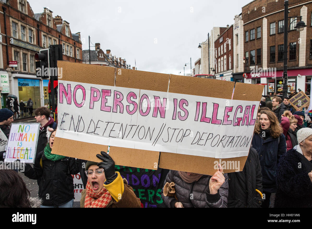 London, UK. 14. Januar 2017. Anhänger der Bewegung für Gerechtigkeit durch irgendwelche Mittel notwendig protestieren in Brixton gegen Massendeportation Charter-Flüge nach Nigeria, Ghana, Jamaika, Pakistan und Afghanistan verwendet von der britischen Regierung in London, Vereinigtes Königreich. Bildnachweis: Mark Kerrison/Alamy Live-Nachrichten Stockfoto