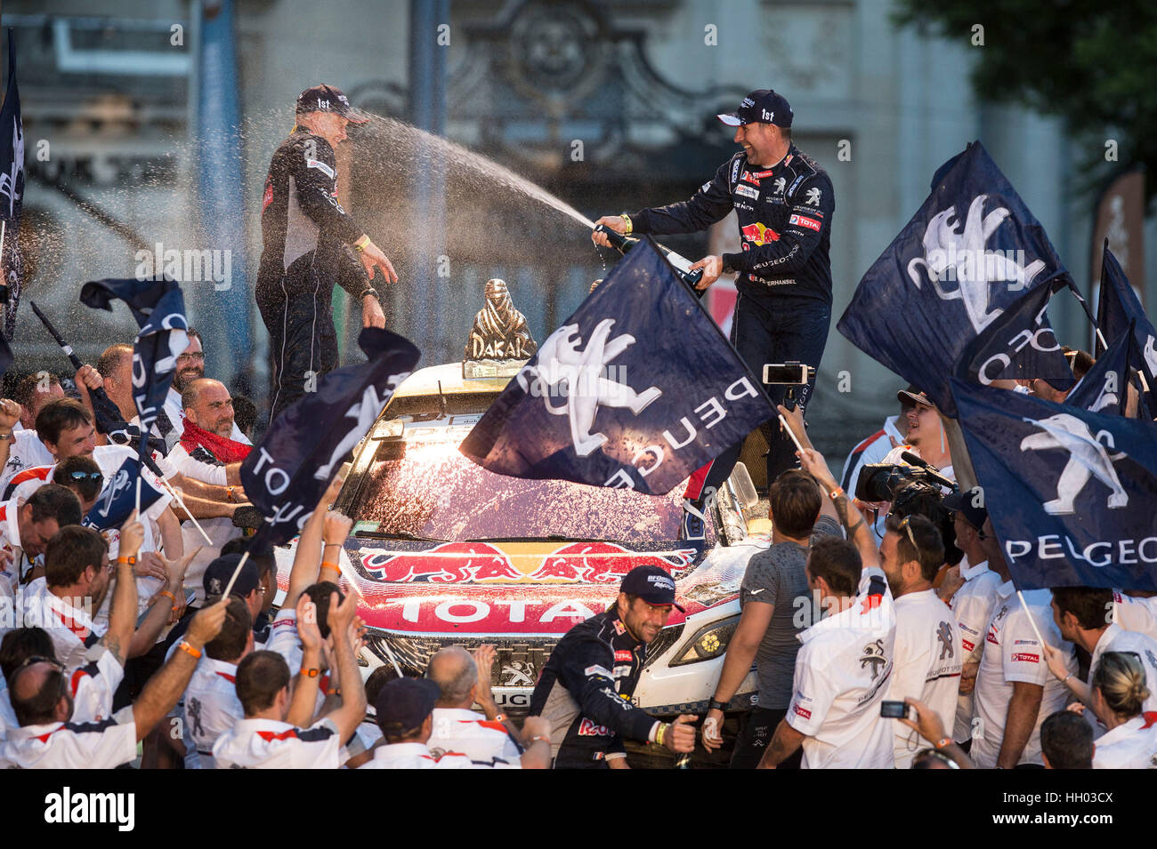 Buenos Aires, Argentinien. 14. Januar 2017. Französischer Rennfahrer Stephane Peterhansel (R) feiert mit seinem Co-Piloten und Landsmann Jean-Paul Cottret (L) gewann den ersten Platz in der Autokategorie bei der Dakar Rallye 2017 in Buenos Aires, Argentinien, am 14. Januar 2017. Bildnachweis: Martin Zabala/Xinhua/Alamy Live-Nachrichten Stockfoto