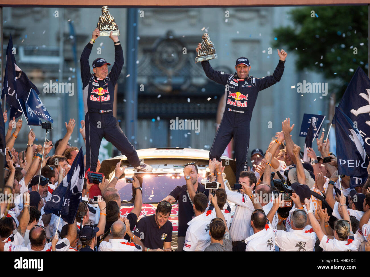 Buenos Aires, Argentinien. 14. Januar 2017. Französischer Rennfahrer Stephane Peterhansel (R) feiert mit seinem Co-Piloten und Landsmann Jean Paul Cottret (L), gewann den ersten Platz in der Autokategorie bei der Dakar Rallye 2017 in Buenos Aires, Argentinien, am 14. Januar 2017. Bildnachweis: Martin Zabala/Xinhua/Alamy Live-Nachrichten Stockfoto