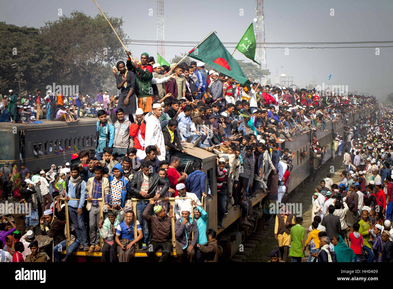 Dhaka, Dhaka, Bangladesh. 15. Januar 2017. 15. Januar 2017 - Tongi, Bangladesch '' "muslimischen Menschen nehmen Risiko für Board-Züge nach besuchen der Akheri Munajat (Biswa Ijtema) am dritten Tag der zweitgrößte Gemeinde der Muslime am Tongi Bahnhof Dhaka, Bangladesh. Die dreitägigen endet Biswa Istema am 15. Januar. Bildnachweis: K M Asad/ZUMA Draht/Alamy Live-Nachrichten Stockfoto