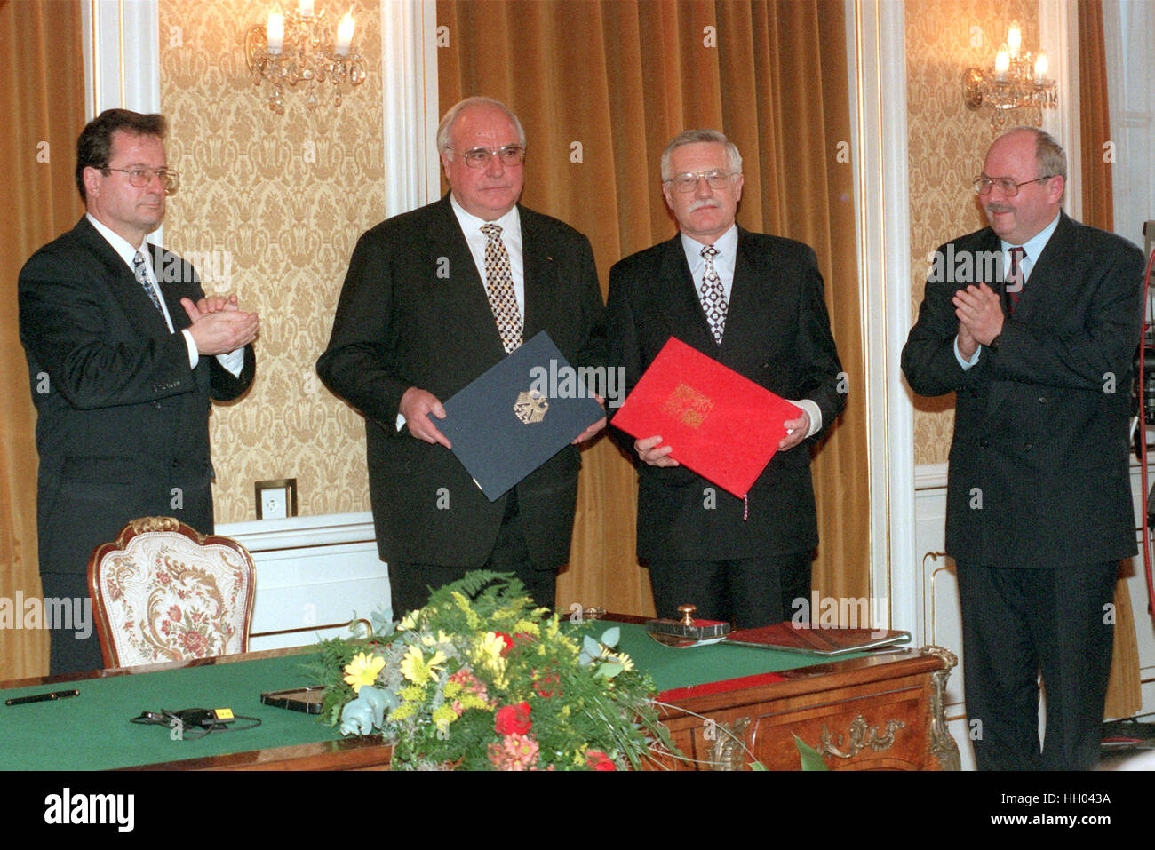 Datei - Bundeskanzler Helmut Kohl (2. l) und der tschechische Ministerpräsident Václav Klaus (2. R) halten die Dokumente der Deutsch-Tschechischen Erklärung im Liechtenstein-Palais in Prag, Tschechische Republik, 21. Januar 1997. Deutscher Minister für auswärtige Angelegenheiten Klaus Kinkel (l) und tschechischen Minister für auswärtige Angelegenheiten Josef Zieleniec begrüßen. Foto: Martin Athenstädt/dpa Stockfoto