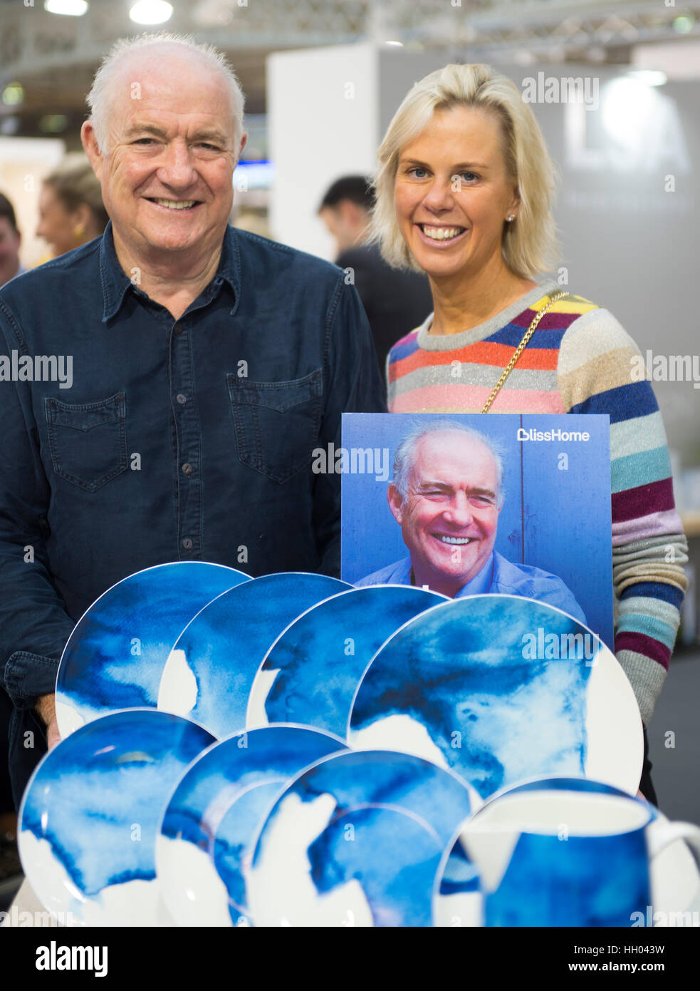 Olympia, London, UK. 15. Januar 2017. Obere Schublade Designmesse für kreative Einzelhändler öffnet bei Olympia. TV Koch Rick Stein und Frau Sarah Stein auf der BlissHome stehen zur Förderung zeitgenössischer blaues Design Porzellangeschirr. Malcolm Park © Redaktion/Alamy Live-Nachrichten Stockfoto