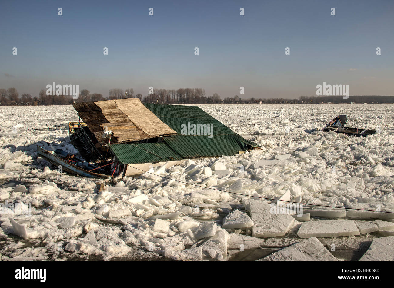 Eis Brocken Schwimmer an der Donau, die alles in ihrem Weg zerstören. Eisblöcke zerkleinert Dutzende Floß Häuser und Boote. Stockfoto