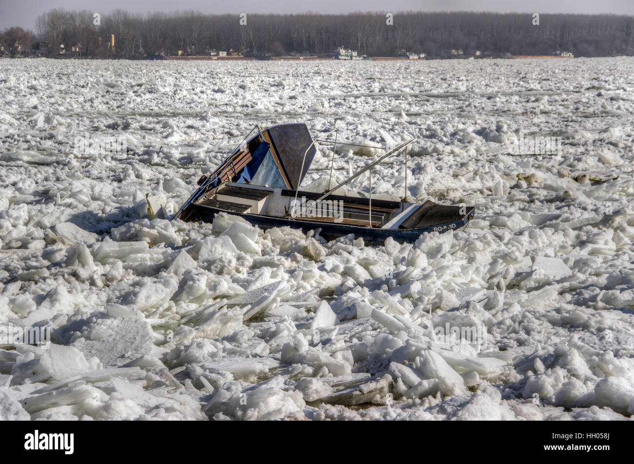 Eis Brocken Schwimmer an der Donau, die alles in ihrem Weg zerstören. Eisblöcke zerkleinert Dutzende Floß Häuser und Boote. Stockfoto