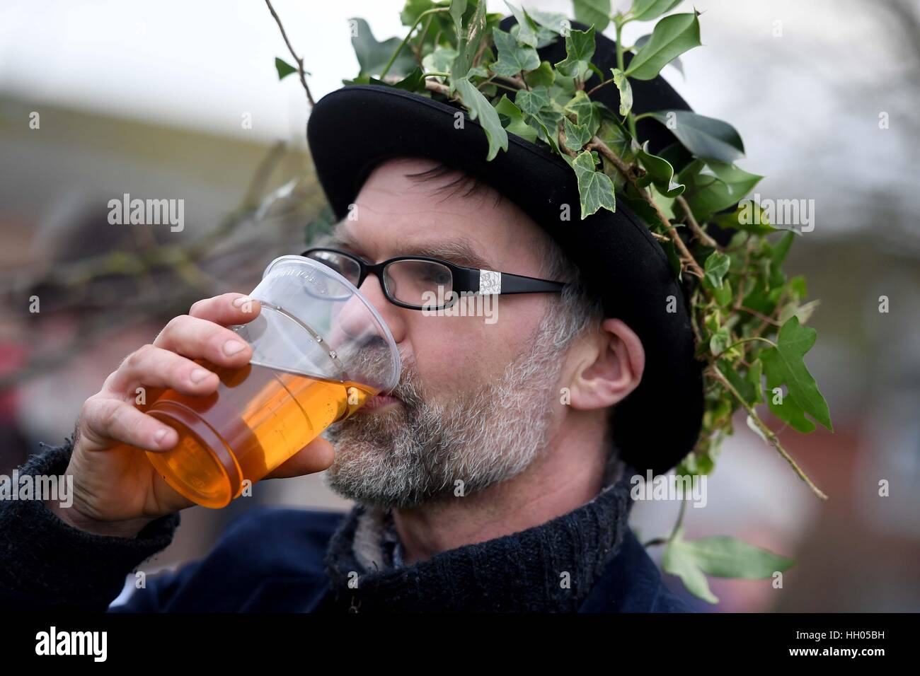 Vergnügt in Bridport Obstgarten in Dorset, UK, Menschen genießen die alte heidnische Tradition des rezitieren Beschwörungen, Fütterung und singen auf den Bäumen um eine gute Ernte Kredit zu fördern: Finnbarr Webster/Alamy Live News Stockfoto