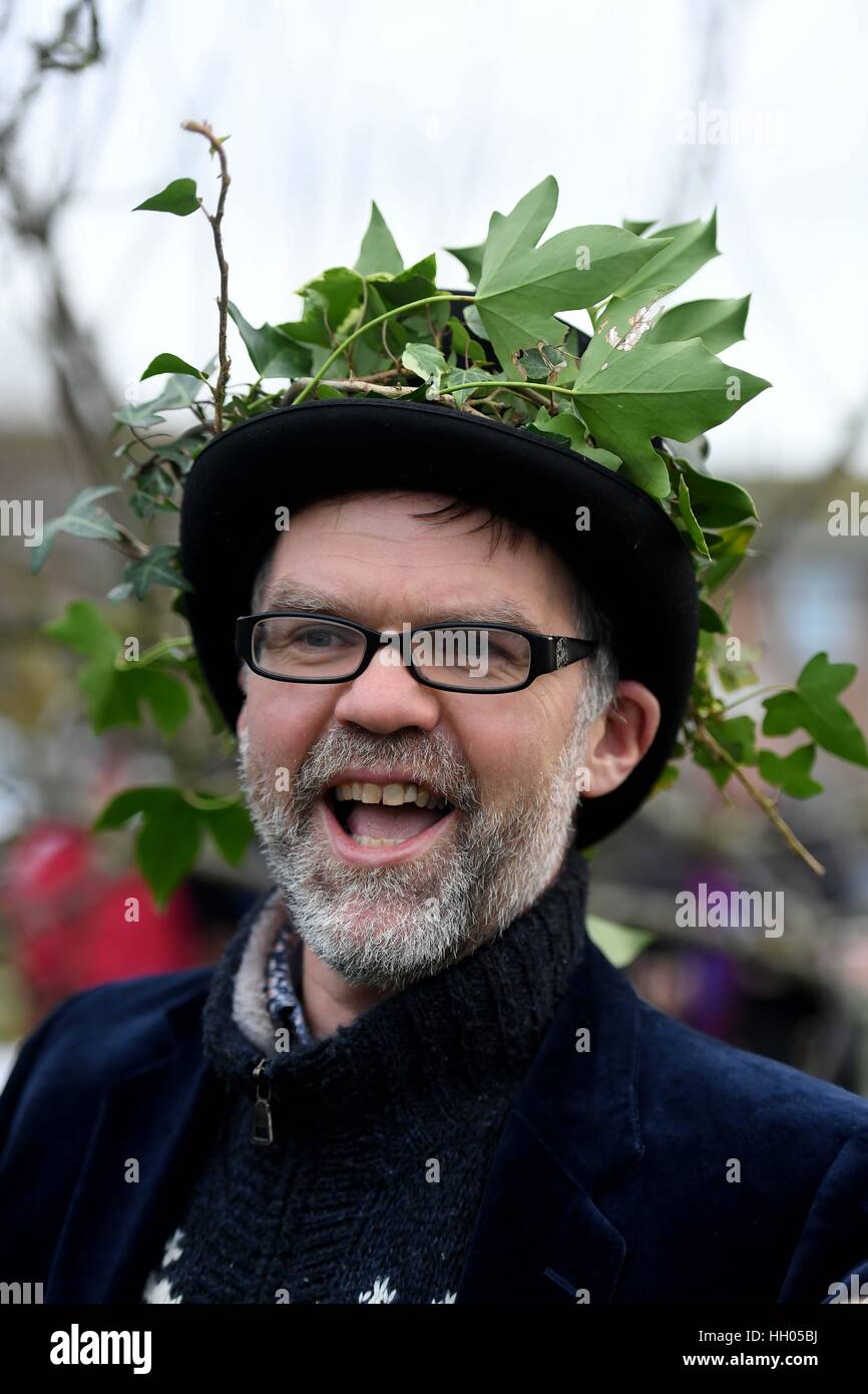 Vergnügt in Bridport Obstgarten in Dorset, UK, Menschen genießen die alte heidnische Tradition des rezitieren Beschwörungen, Fütterung und singen auf den Bäumen um eine gute Ernte Kredit zu fördern: Finnbarr Webster/Alamy Live News Stockfoto