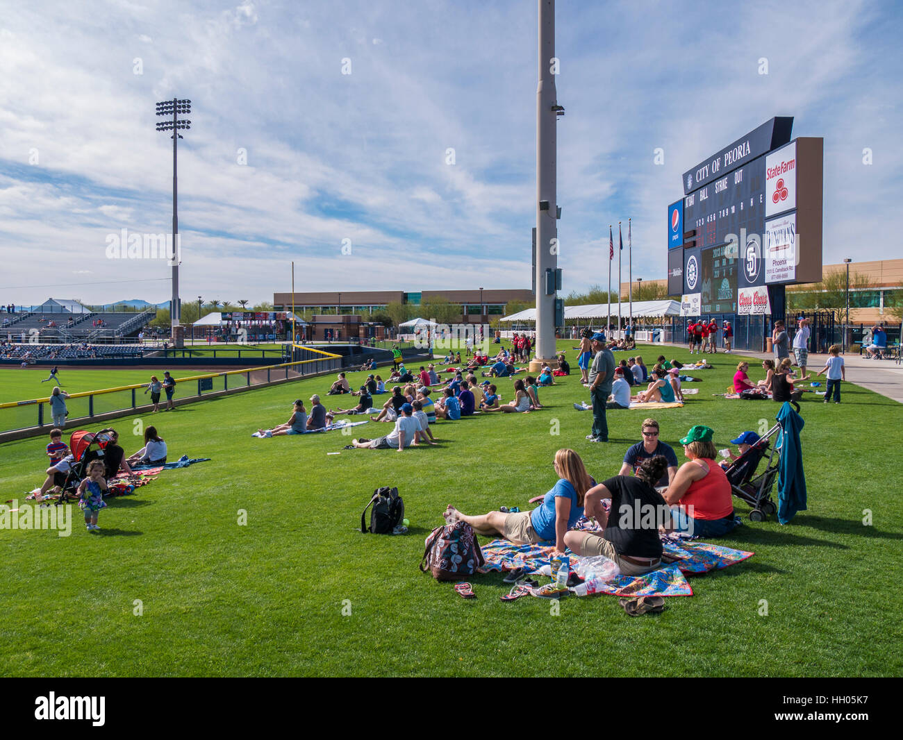 Feldspieler Rasen Sitze, Colorado Rockies vs Seattle Mariners, Peoria Sports Complex, Peoria, Arizona. Stockfoto
