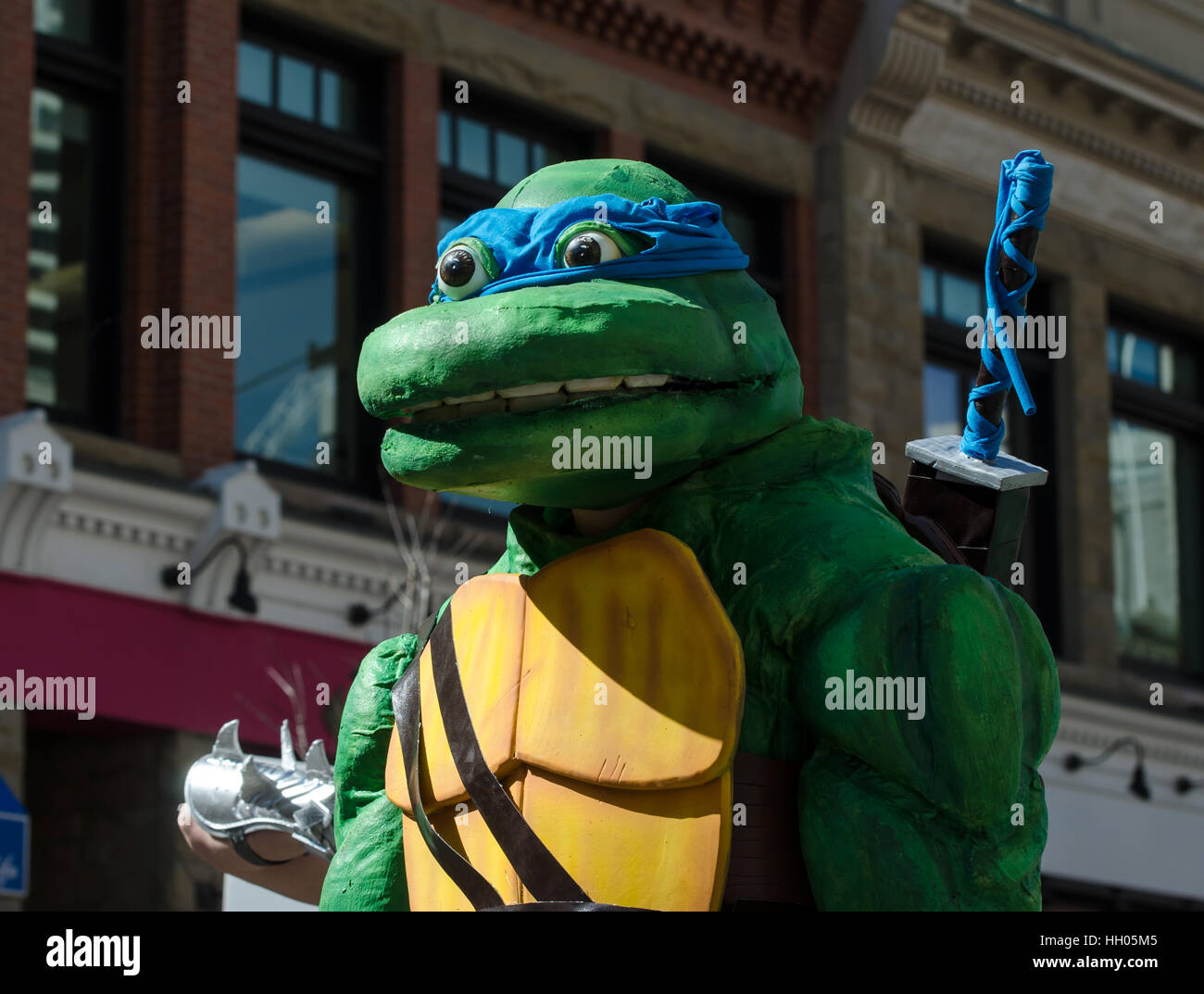 Calgary, Alberta, Kanada - 17. April 2015: Leonardo die Teenage Mutant Ninja Turtle Cosplay aus Calgary Comic Expo Stockfoto