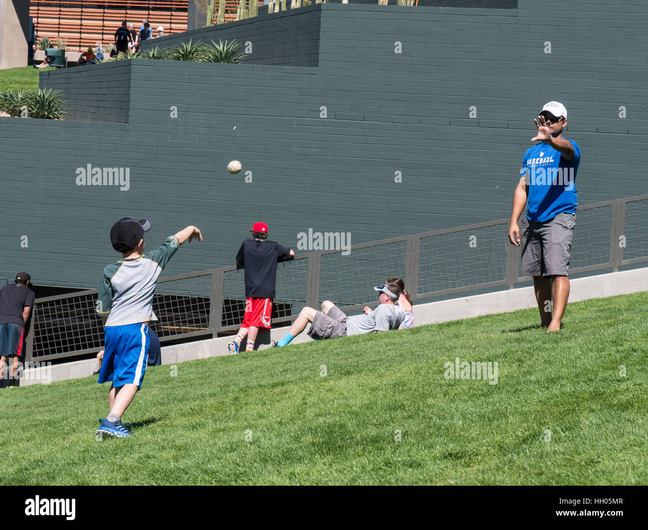 Vater und Sohn spielen fangen auf dem Outfield Rasen Schnitt, Salt River Felder im Talking Stick, Scottsdale, Arizona. Stockfoto