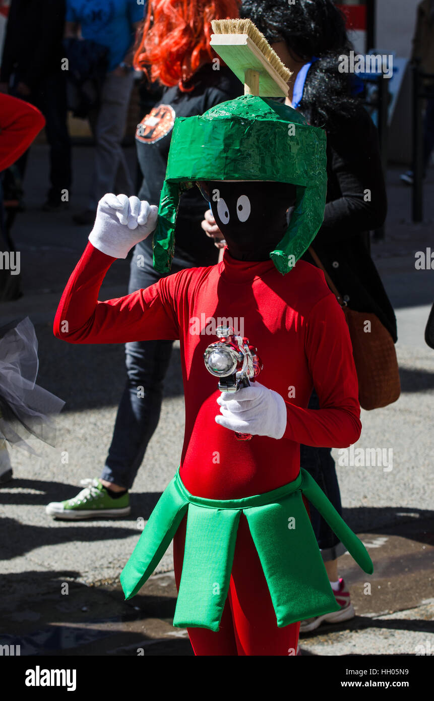 Calgary, Alberta, Kanada - 17. April 2015: Marvin der Marsmensch stellt bei der Parade der Wunder Calgary Comic und Entertainment Expo Stockfoto