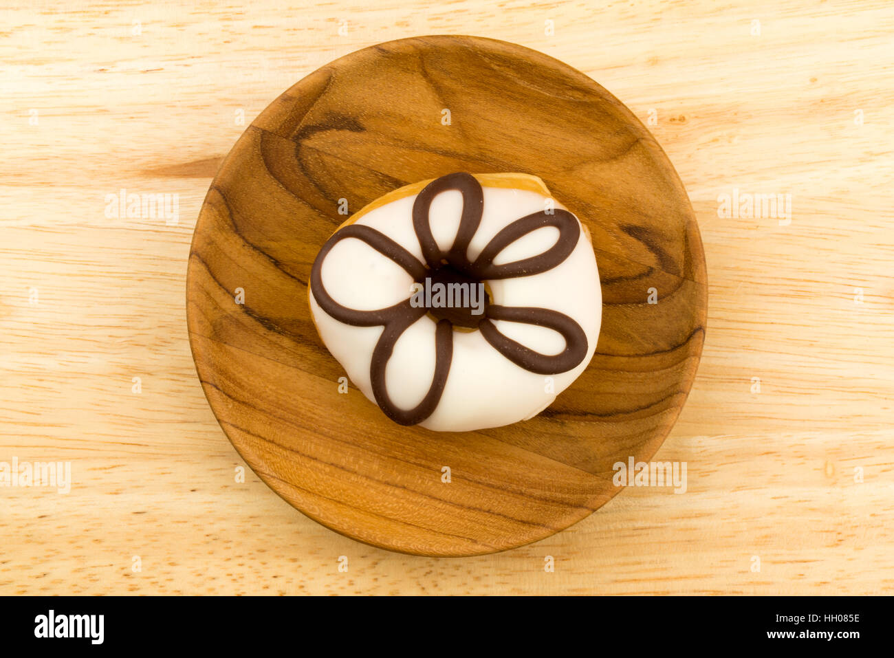 Hausgemachte leckere Donut in einer hölzernen Platte auf Holzbrett Stockfoto
