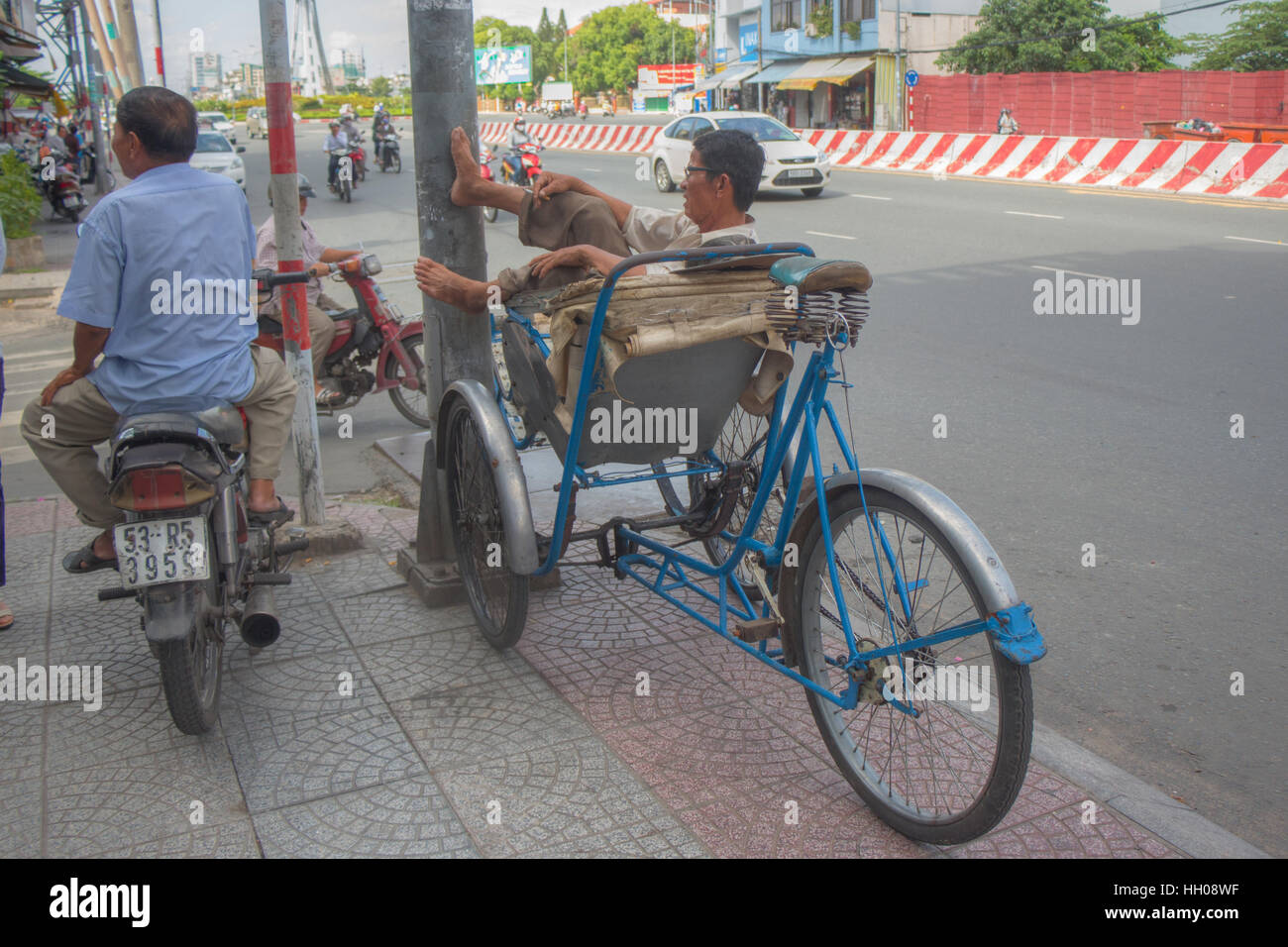 Ein Cyclo-Fahrer ruht in Ho-Chi-Minh-Stadt, Vietnam. Stockfoto