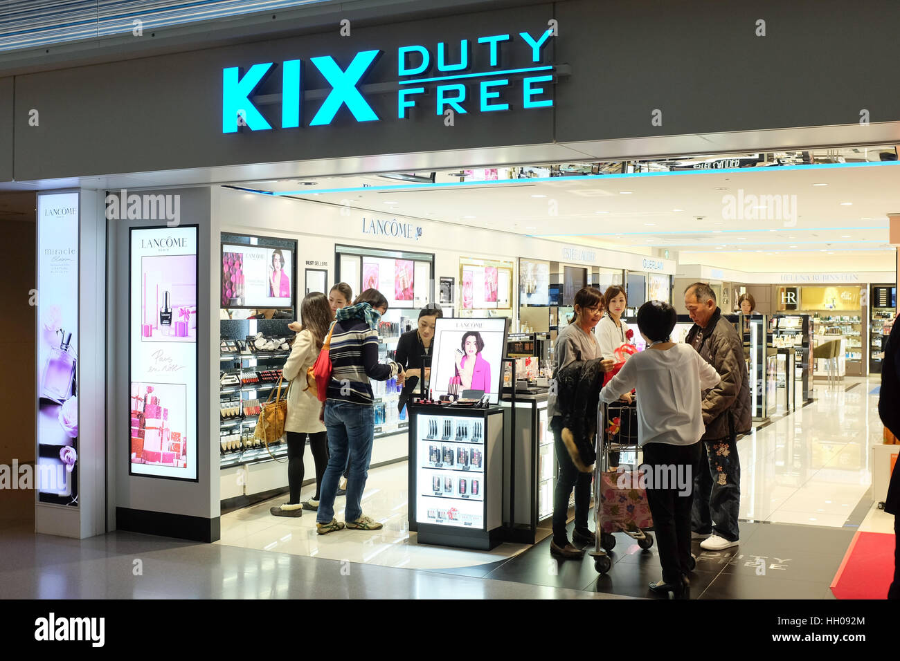 Einen duty free Shop am Kansai international Airport in Osaka, Japan. Stockfoto