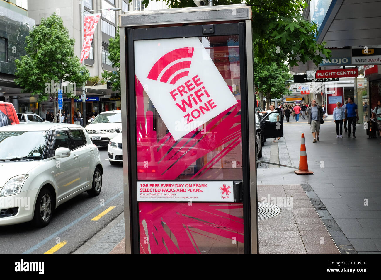 Eine Telefonzelle in Auckland, New Zealand, eine kostenlose WLAN-Zone. Stockfoto