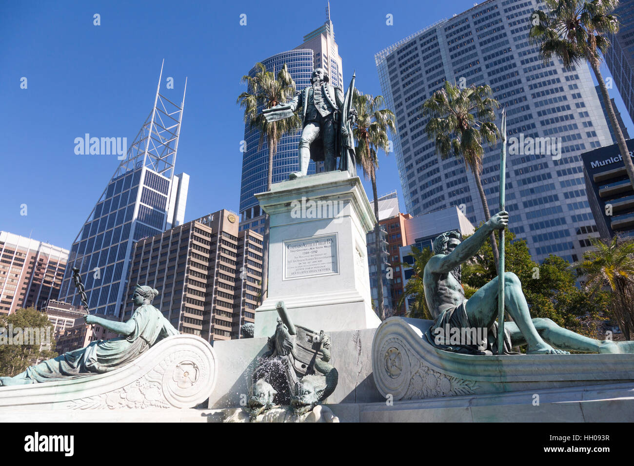 Sydney Royal Botanic Gardens und Statue des ersten Gouverneur Arthur Phillip, Stadtzentrum von Sydney, Australien mit modernen Stadtbüros Stockfoto