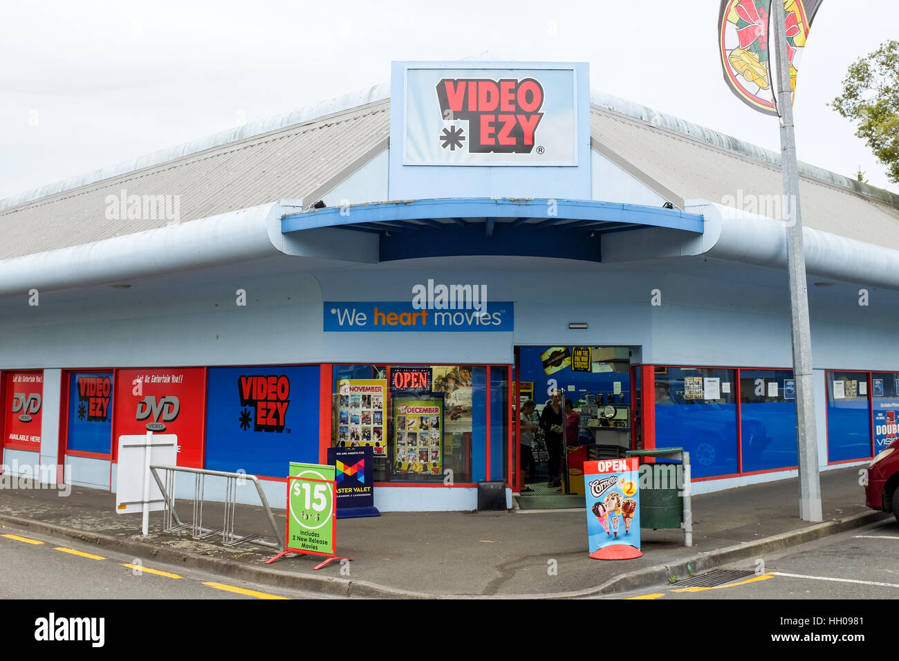 Ein "Video Ezy" DVD-Verleih und Einzelhandel zu speichern in Nelson, Neuseeland (2017). Stockfoto