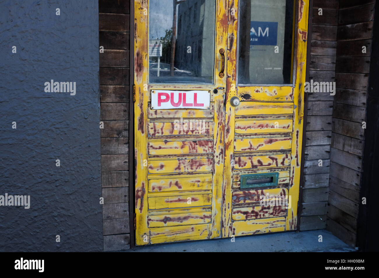 Eine Tür mit einem Schild "pull" drauf. Stockfoto