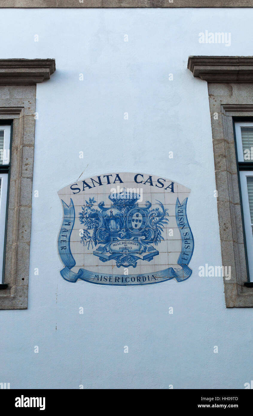 Porto, alte Stadt: Zeichen der Santa Casa da Misericordia do Porto, das Heilige Haus der Barmherzigkeit, eine berühmte lokale Institution der Nächstenliebe und der sozialen Unterstützung Stockfoto