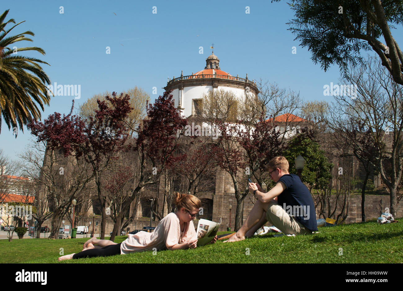 Portugal: Das Mosteiro da Serra do Pilar, runde Kirche mit Blick auf Vila Nova de Gaia, mit Leuten chillen auf der Wiese am Jardim do Morro Park Stockfoto