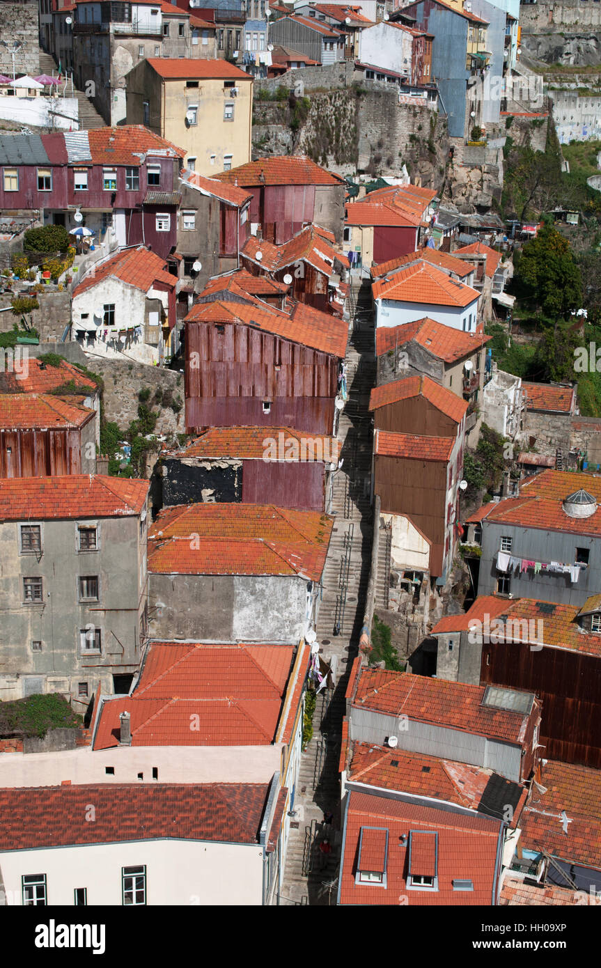 Portugal: die Skyline von Porto mit Panoramablick auf die roten Dächer und die Paläste der Altstadt Stockfoto