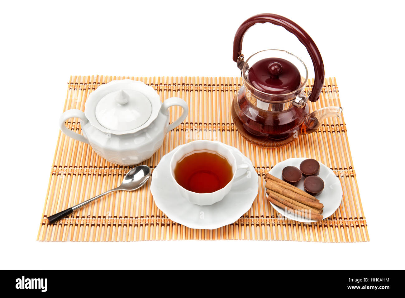 Tee und Tee-Utensilien, die isoliert auf weißem Hintergrund Stockfoto