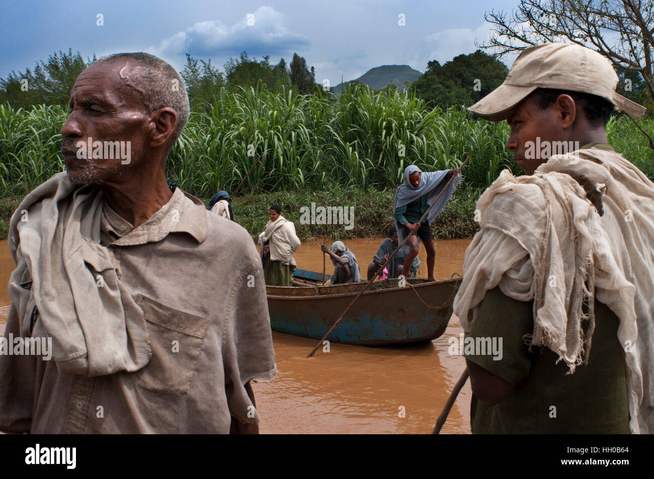 Tis Isat oder Blauer Nil Wasserfälle, Bahar Dar, Äthiopien, Afrika. Menschen vor Ort fahren mit dem Boot am Fluss Abay neben der Blue Nile fällt. Der Blaue Nil-Fa Stockfoto