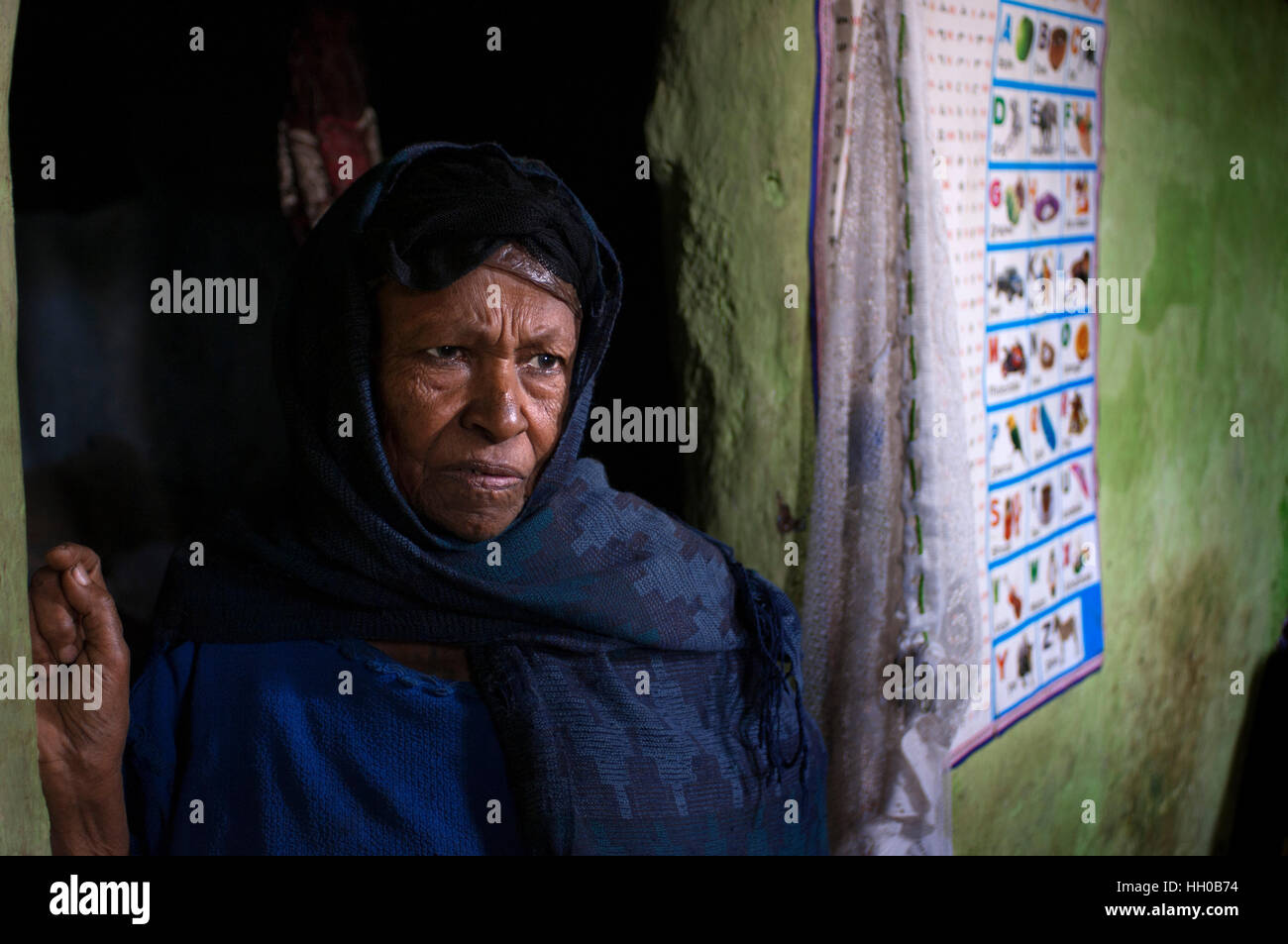 Frau innerhalb eines der ältesten Häuser in der Stadt Gondar, Äthiopien. Gondar ist eine Stadt, dass trotz seiner touristischen Potenzial wir, wie sehr Impo wahrnehmen Stockfoto