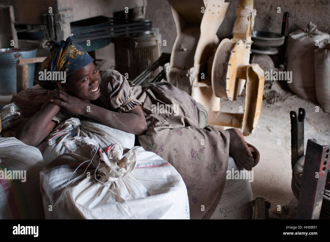 Adwa Dorf, Tigray Region, Äthiopien. Innenraum einer alten Getreidemühle, wo Frauen in dem Dorf Atwa arbeiten wo Getreide in Mehl umgewandelt werden. Stockfoto