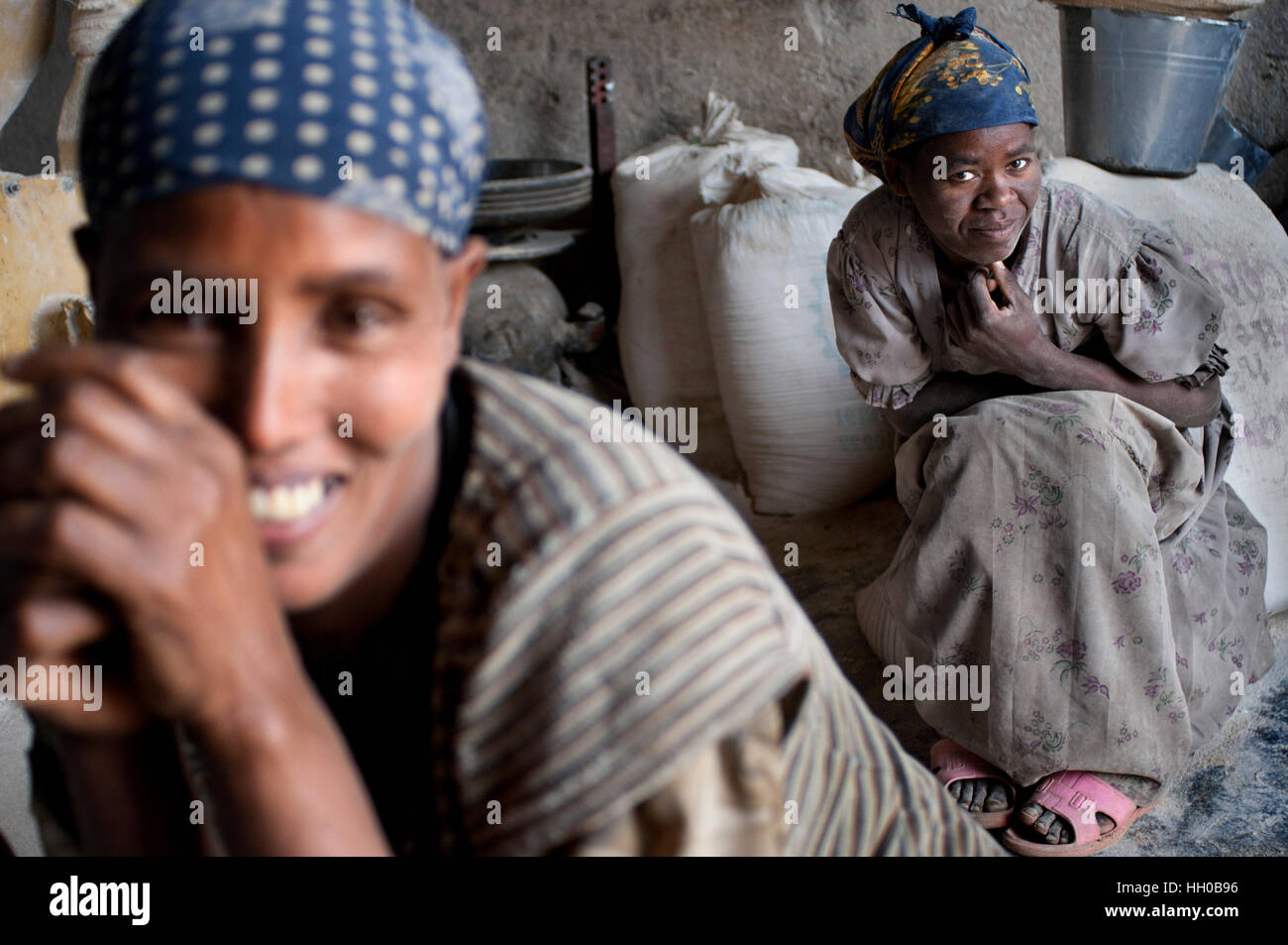 Adwa Dorf, Tigray Region, Äthiopien. Zwei weibliche Arbeitnehmer innerhalb einer alten Getreidemühle im Dorf Atwa, etwa 11 Kilometer von Abba Garima mo Stockfoto